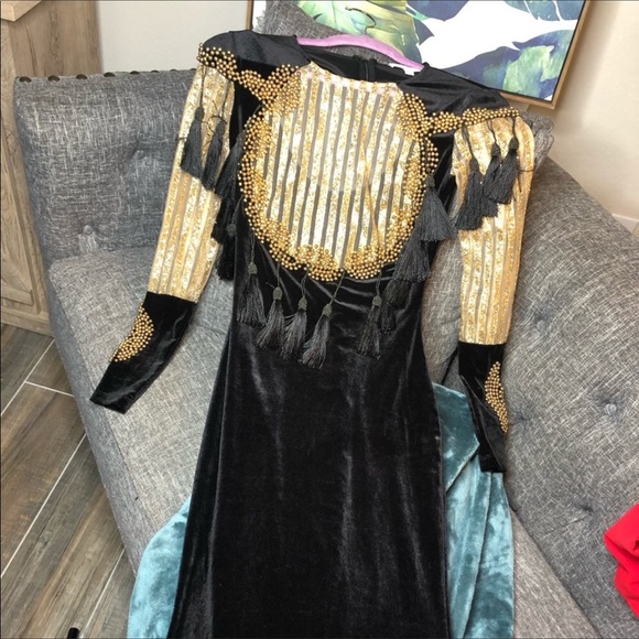 Black and gold gown, long sleeves with tassels. - Picture 4 of 6